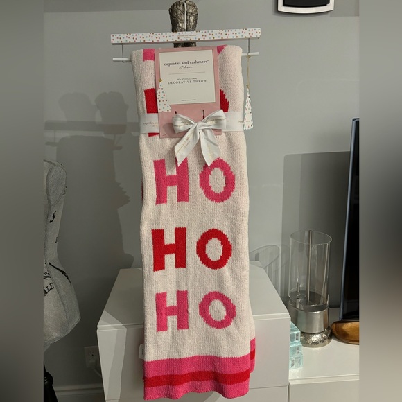 NWT💥Cupcakes and cashmere throw - Picture 2 of 2